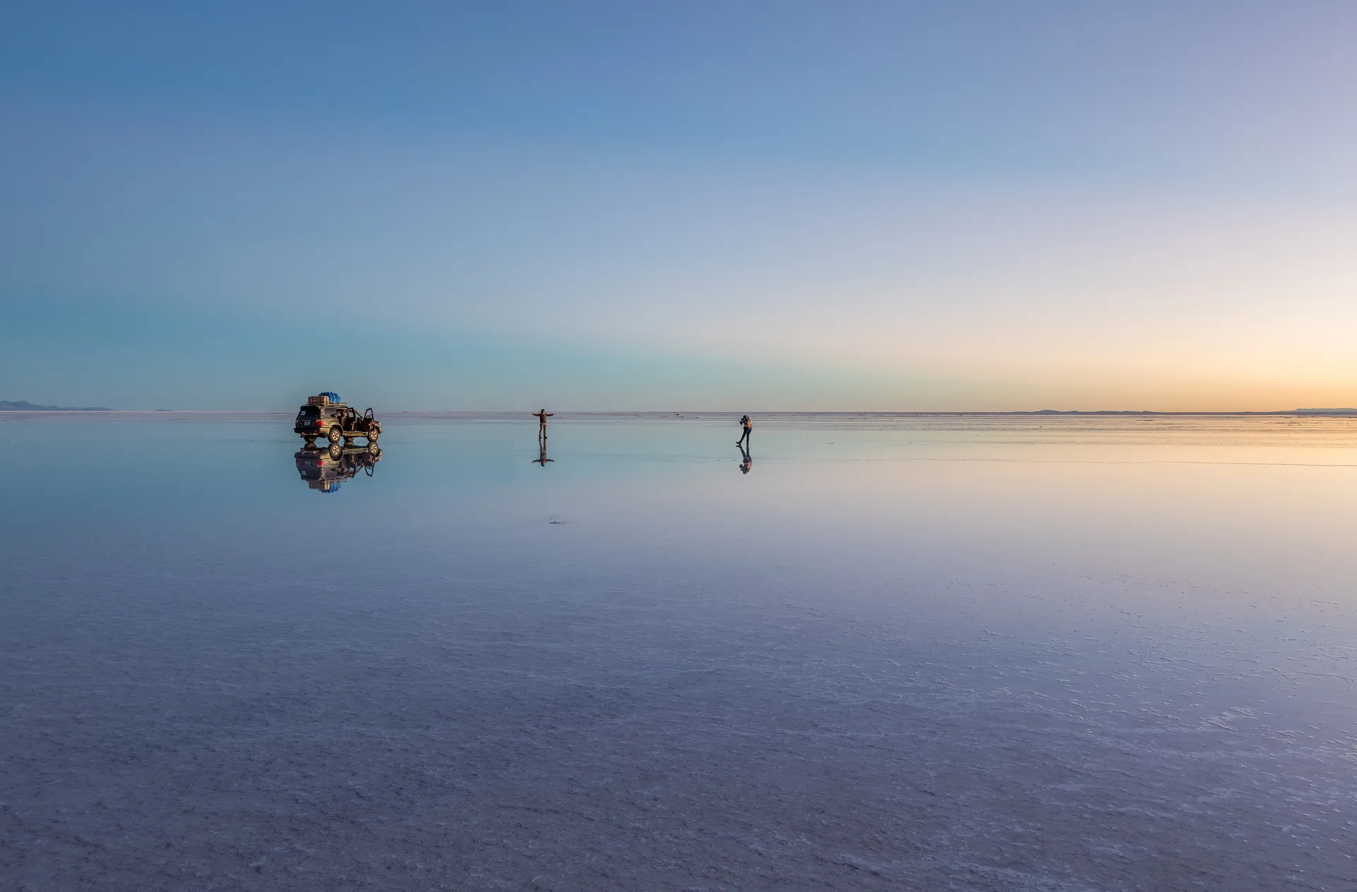 Salar de Uyuni al atardecer, con el cielo reflejado sobre la superficie inundada de sal